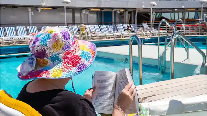 een boek lezen aan het zwembad